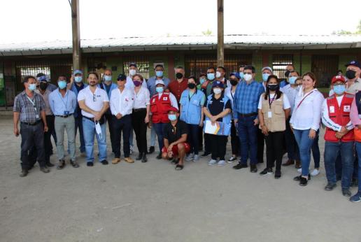 Foto grupal de personas que participaron en misión a terreno en Cortés.