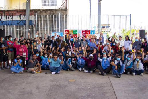 Equipo de país junto a jóvenes de una comunidad en Tegucigalpa