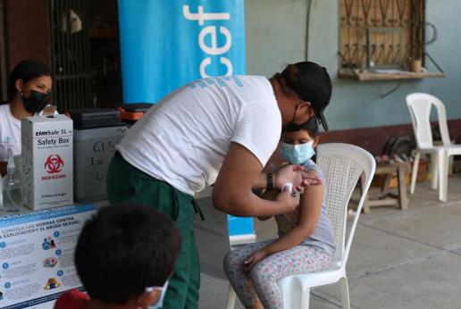 Joven aplica vacuna a niña menor de 10 años