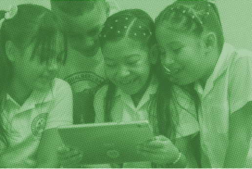 Imagen en tonos verdes que muestra a cuatro niñas y un niño observando con entusiasmo una tableta digital. Están vestidos con uniformes escolares y se encuentran muy cerca unos de otros, reflejando un momento de aprendizaje compartido.